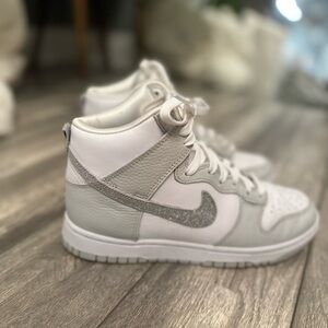 Women’s Dunk High ‘Silver Glitter Swoosh’
